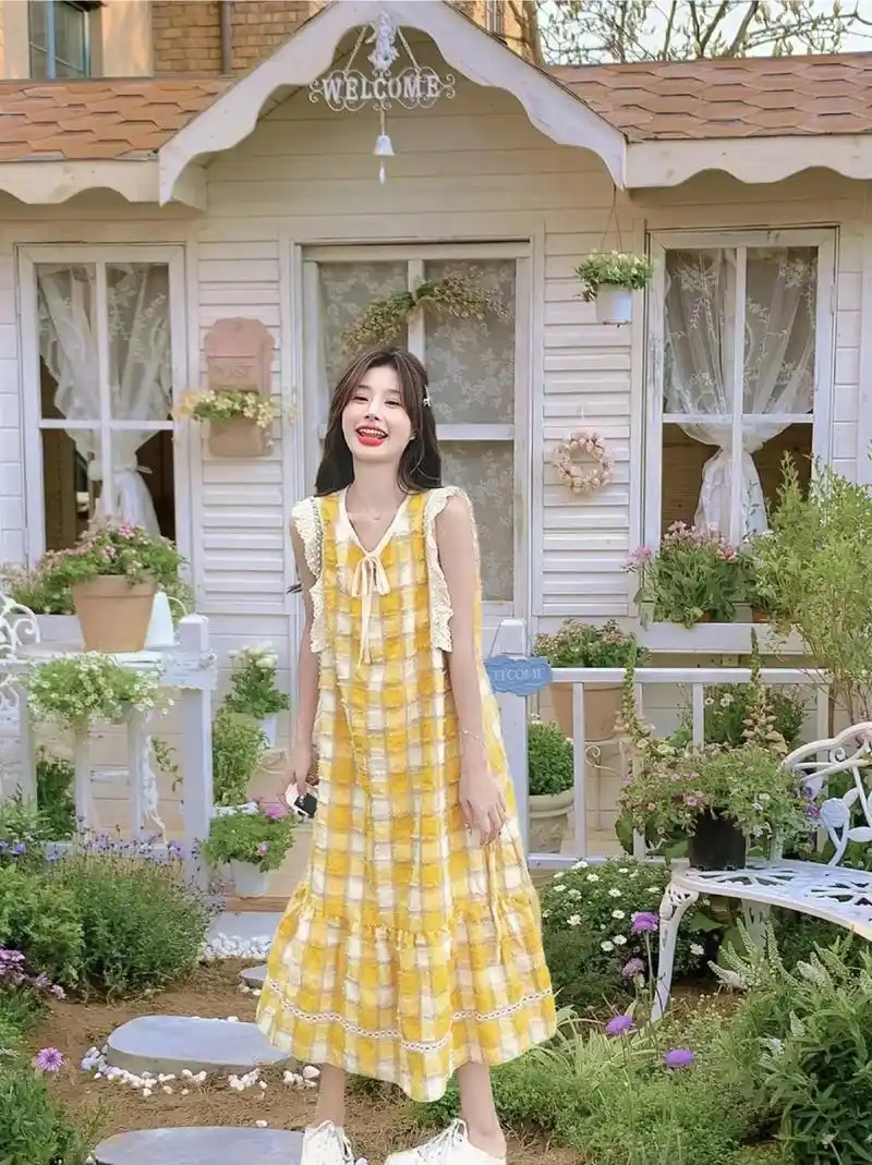 在灿烂的阳光之下,这条黄色格子连衣裙宛如