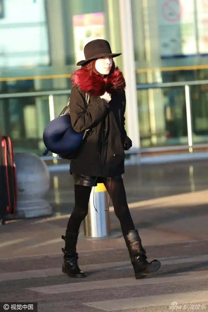 鲁豫冒严寒穿黑丝秀竹竿腿_高清图集_新浪网