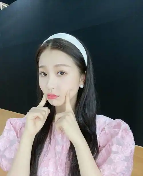 鞠婧祎,虞书欣撞上同款造型,都是94后,状态大不一样_蔡徐坤_lisa_节目