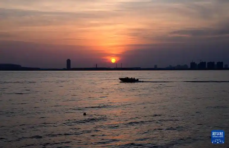 辽宁营口:赏落日余晖-新华网辽宁频道