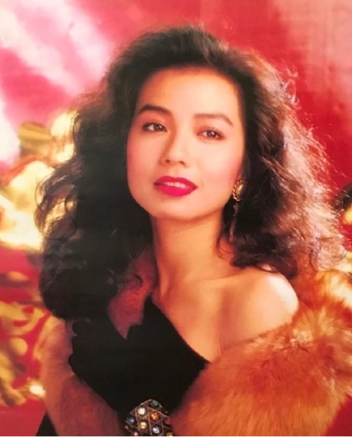 64岁钟楚红近照惊艳,岁月静好,美颜依旧,坚持不做医美