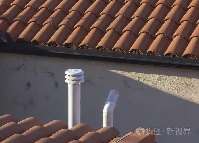 在屋顶上的小金属烟囱