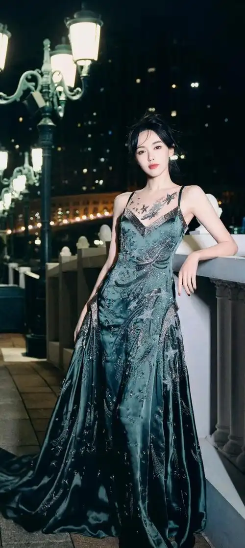 唐嫣,一个女人味十足的女演员,她的优雅和成熟让她在娱乐圈中独树唐嫣