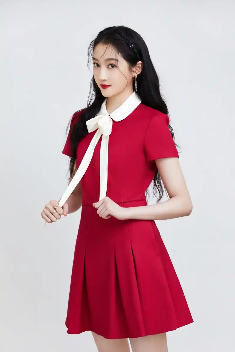 关晓彤身材比例出众,穿抹胸蕾丝绣花连衣裙古典雅致,高级时髦