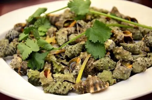 白灼苦螺,螺很新鲜,肉质鲜美弹牙,一颗一颗挑出螺肉细细品尝,再小酌一