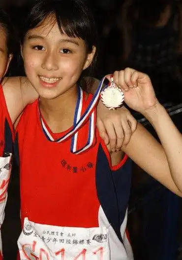 96岁澳门赌王真有福气最小的女儿18岁了气质出众格外养眼