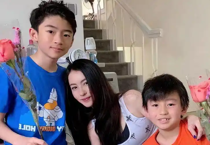 张柏芝晒合照为小儿子庆4岁生日,少女打扮很吸睛,场面很热闹_穿着