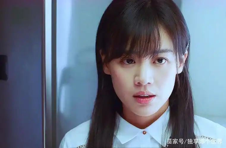 马思纯《橙红年代》一组精美剧照,网友:她可以很美也可以很帅