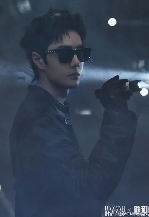 王一博#|#王一博平安喜乐#    一博戴眼镜帅呆了@uniq-王一博