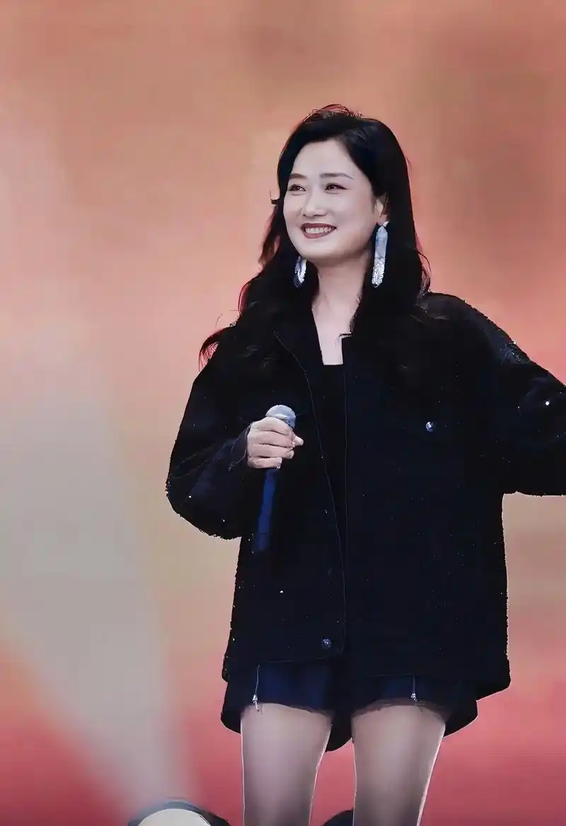 凤凰传奇.#玲花 #凤凰传奇兰州演唱会 #一人一首凤凰传奇