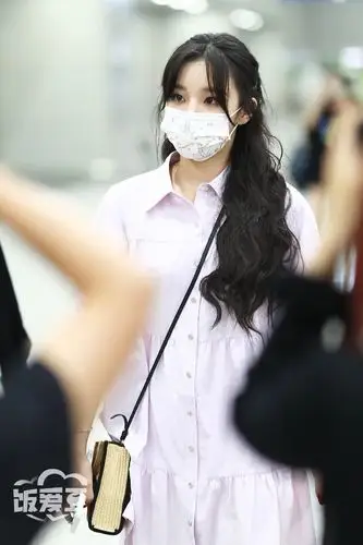 宋雨琦 |机场饭拍图 淡紫色衬衫连衣裙好清新……_高清图集_新浪网