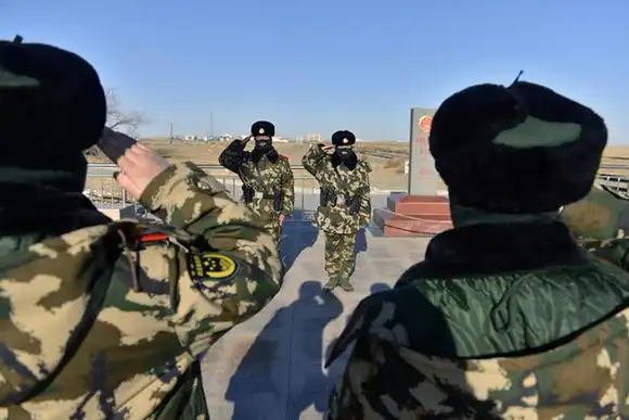 29公里边防线上的的内蒙古边防总队二连边防检查站的官兵们舍"小家"为