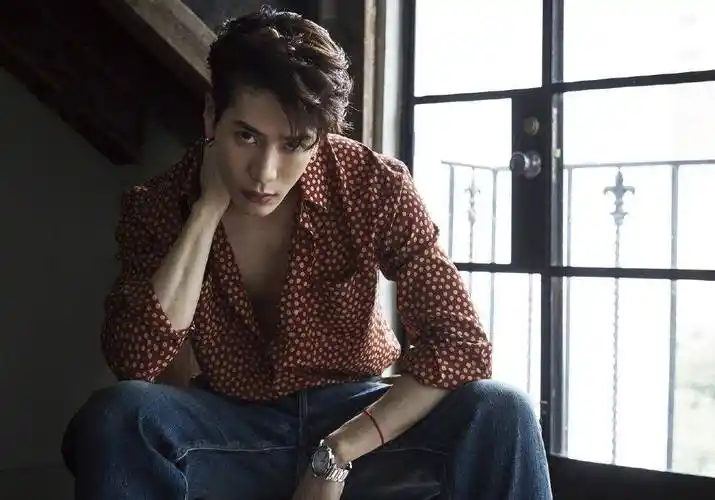 王嘉尔身穿波点衬衫,小心机纽扣半解秀身材肌,眼神深邃荷尔蒙爆棚