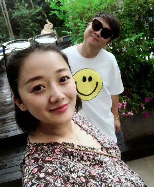 乔杉杀青后赶回家和老婆过节!与莫丹秀恩爱,俩女儿没出镜好遗憾