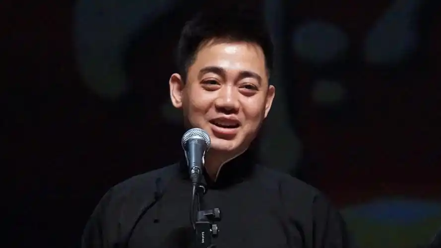 德云社孔云龙"溜娃",妻子晒照片引热议,"三哥"还敢骑摩托?