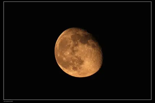 7月18日,刚刚爬上山间的月亮