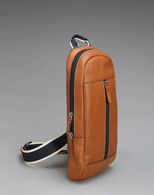 男款时尚大气胸包棕色