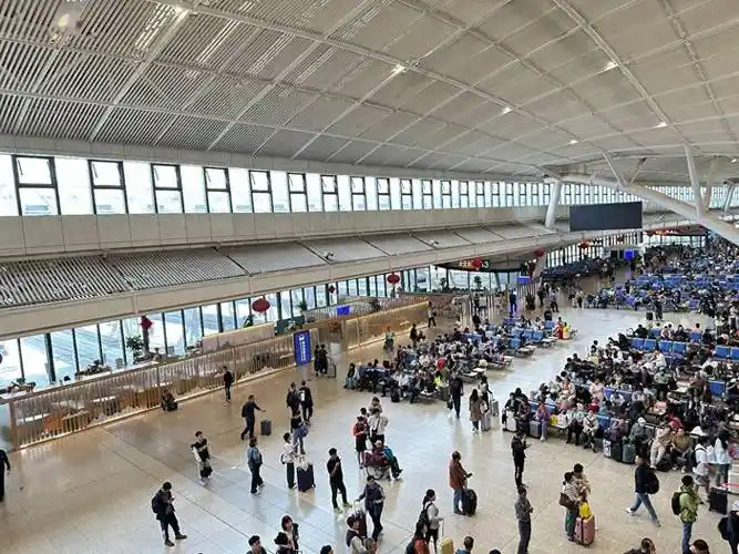 乘客在武汉站有序候车.