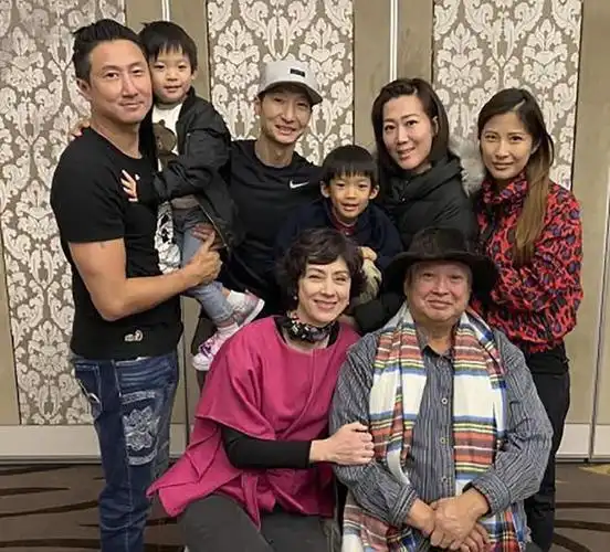 洪天明晒洪金宝生日全家福大哥大子孙满堂老婆比儿媳妇还漂亮