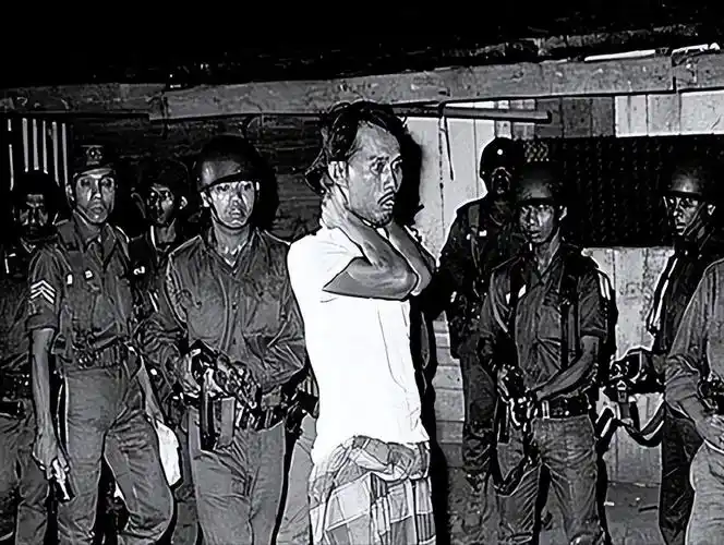 98年印尼屠华事件10万华人妇女被当街侵犯50万华人惨遭杀害