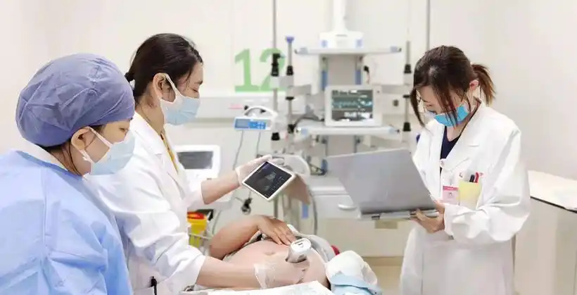 医生正在检查产妇身体状况 (供图 西安国际医学中心医院)