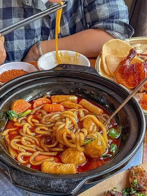 土豆粉煮的好有韧劲里面的配料好多,丸子,甜不辣,香肠,牛肉丸,蛋饺