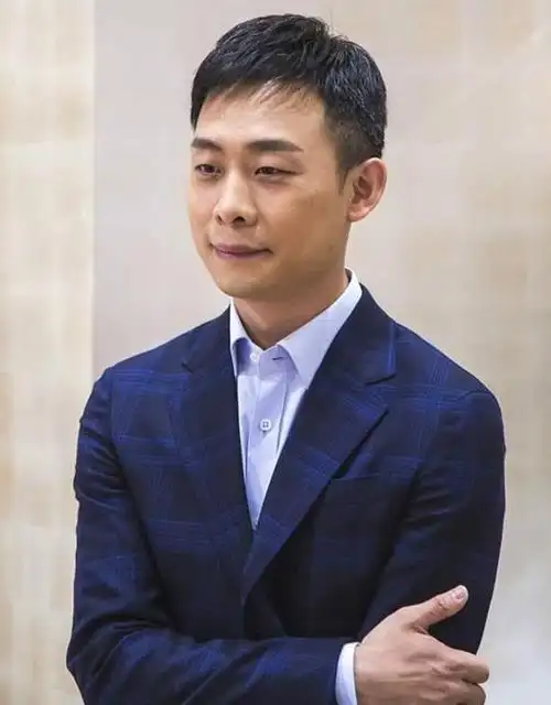 看了45岁张译的穿搭,我发现:中年男人"反油腻"比扮嫩更显气质