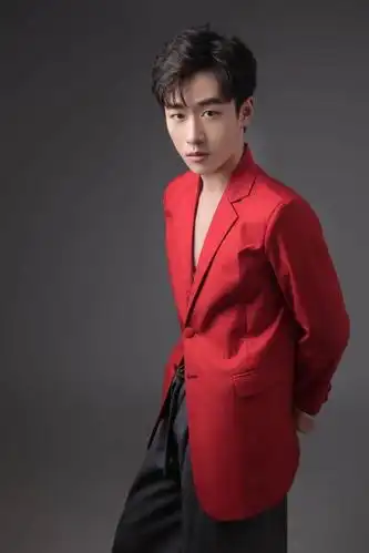 这个人就是鲨鱼哟,不少人也调侃说不求人并没有鲨鱼哟帅气尤其是嘴巴