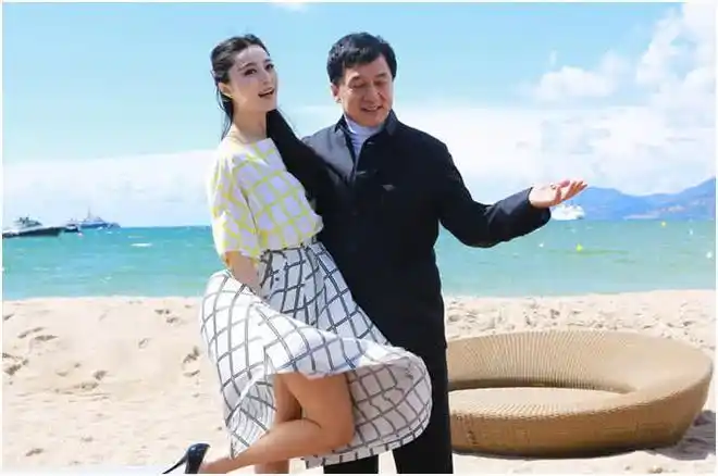 范冰冰和成龙早前海滩合影当起风了之后两个人的动作亮了