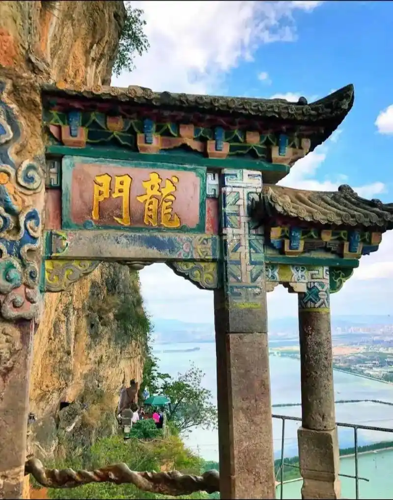 西山龙门 西山龙门,位于云南昆明市西山区滇池的西岸,地处西山顶部