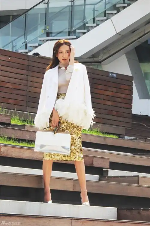 组图应采儿街拍玩转金色混搭热辣熟女气场