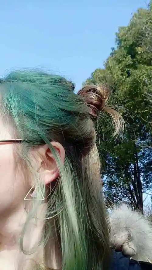 炫出了男生的清纯时尚,染出的闷青发色更是增加了朝气,使两边头发有着