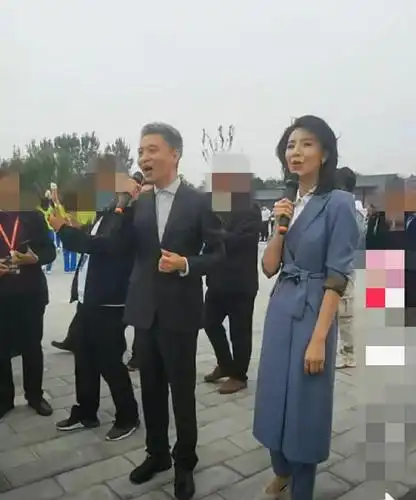 央视主持人周炜深夜和娇妻散步,头发花白身形佝偻,网友:像老头