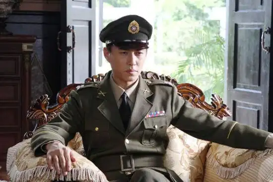 靳东首穿国军制服加盟《秘杀名单》当卧底