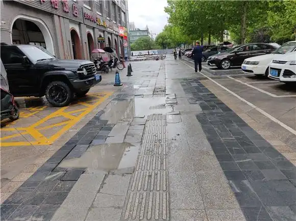 重庆高新区虎溪街道人行道换新衣给水地雷眨眼石说再见