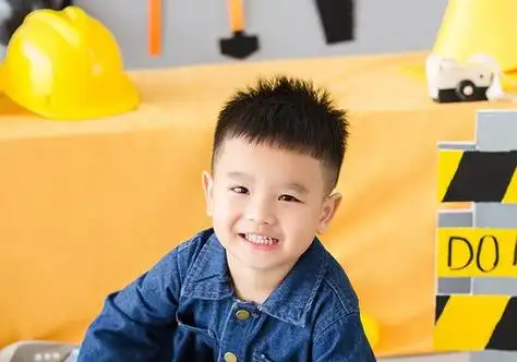 男孩理小平头阳光又清爽 2023年男童简约流行的平头剪法新上线 - 发型