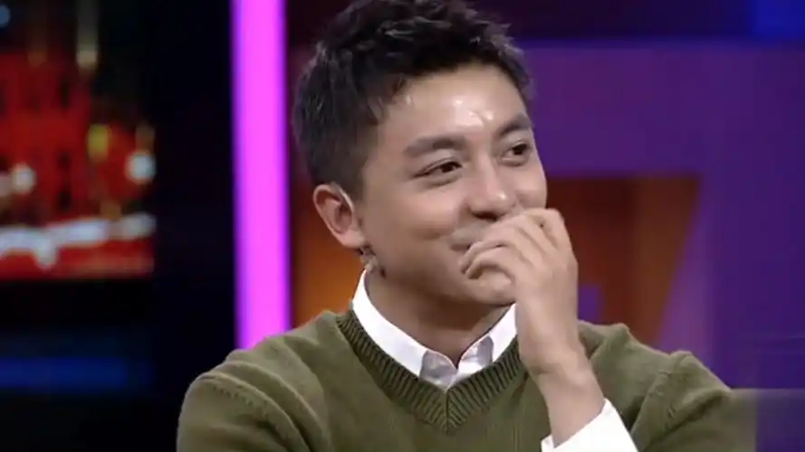 李佳航精心布置求婚现场,一番真情表白,让李晟热泪盈眶