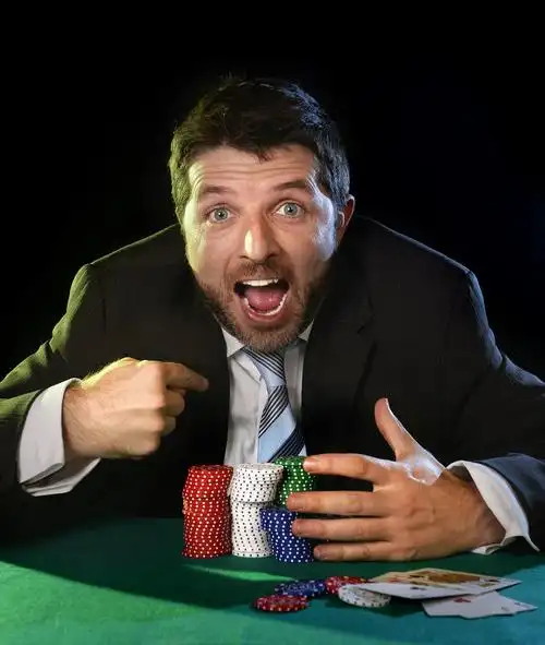 高兴,男人,抓,纸牌筹码,胜利,赌博,年轻,魅力,指向,手指,桌上,纸牌