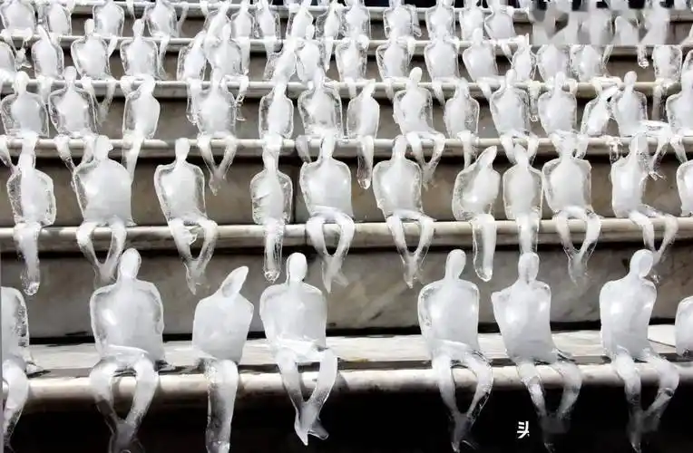 成百上千的小冰人融化成了一滩水户外艺术关于生命与环境的思考