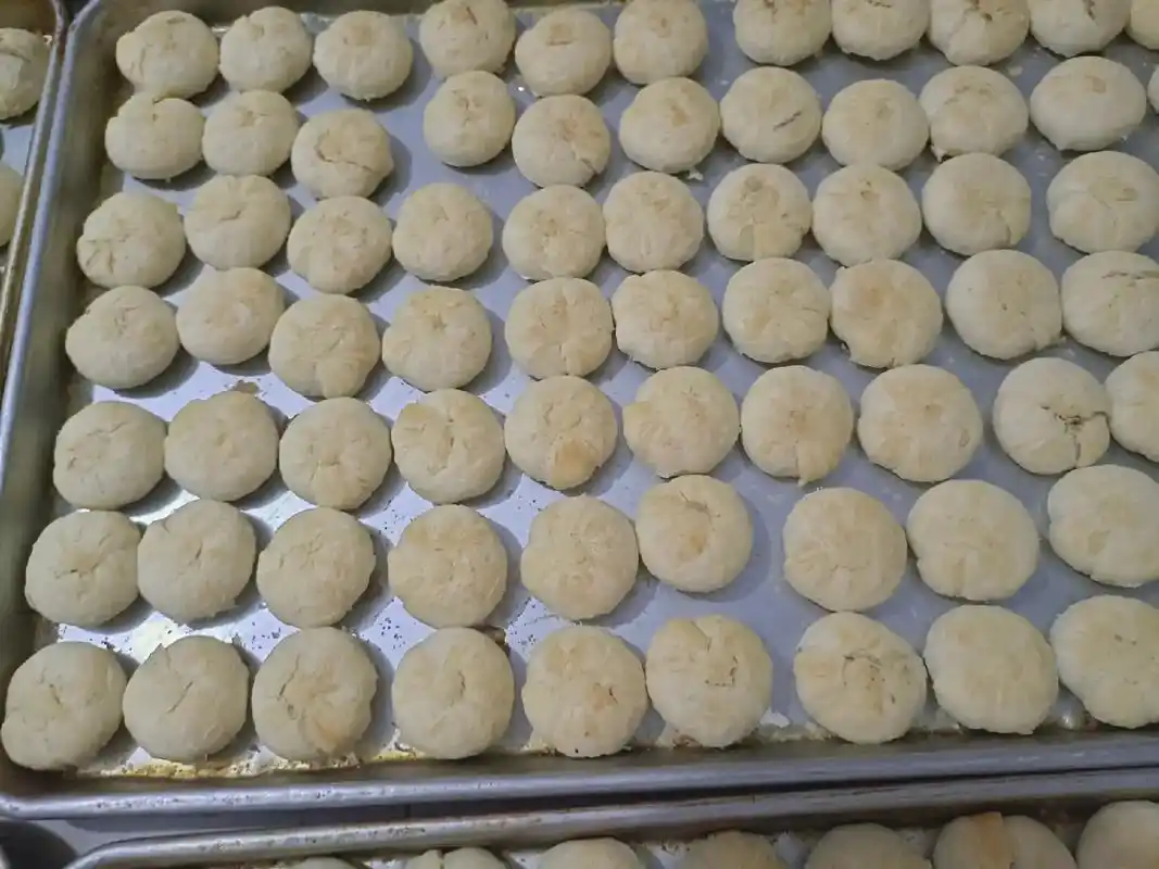 又到一年月饼季,老张月饼,30年纯手工传统老式月饼,桂花馅, - 抖音