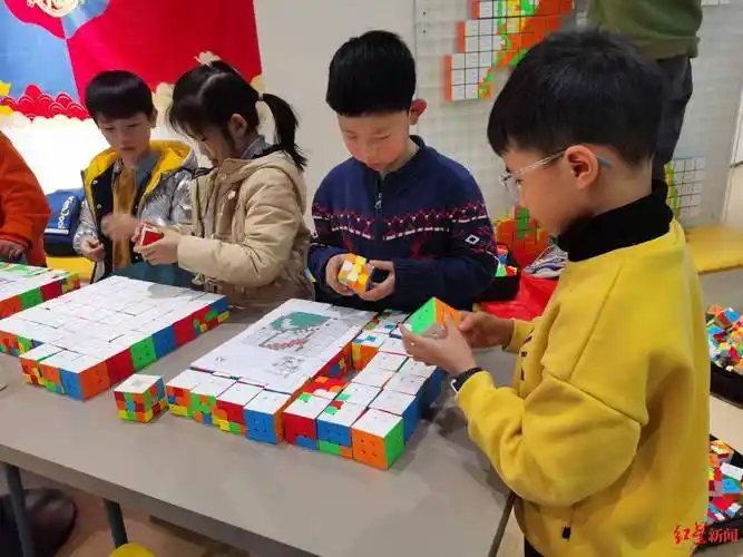 这群小朋友用魔方拼出一个2米高的超大冰墩墩_拼图_颜色方块_区域