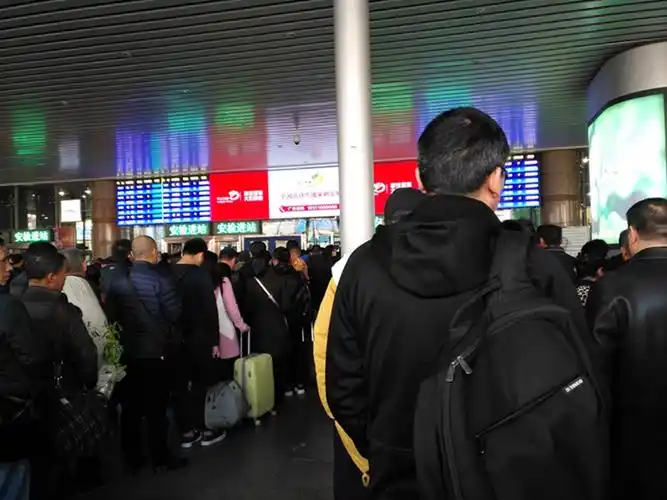 从北京西站到涿州东站,高铁全程只需25分钟.二等座28.5元,一等座45.