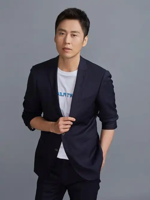 李昊臻西装写真曝光 反差气质尽显熟男魅力