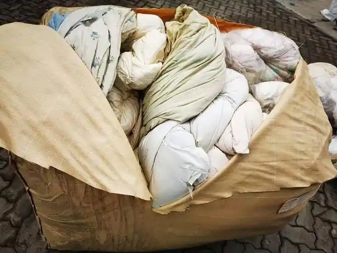 天津新港海关首次查获旧被子类禁止进境固体废物6000条