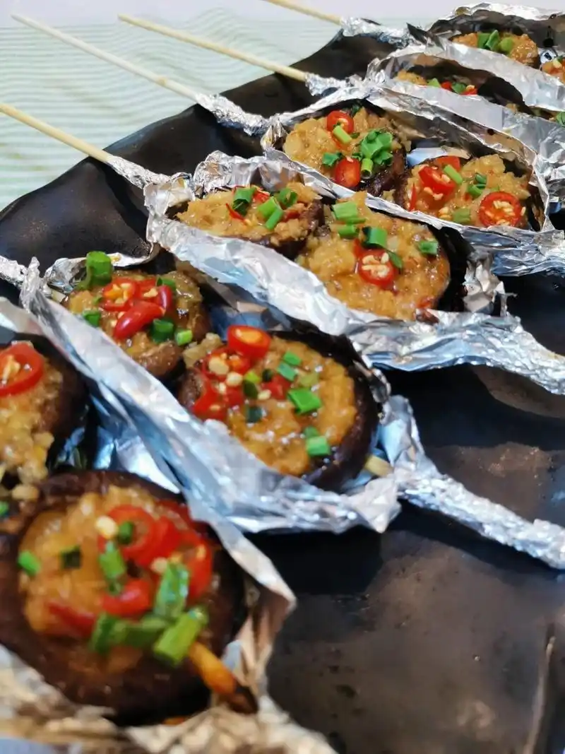 碳烤香菇的极致美味 碳烤香菇,六妹秘制的一种碳烤美食,香菇洗净,放在