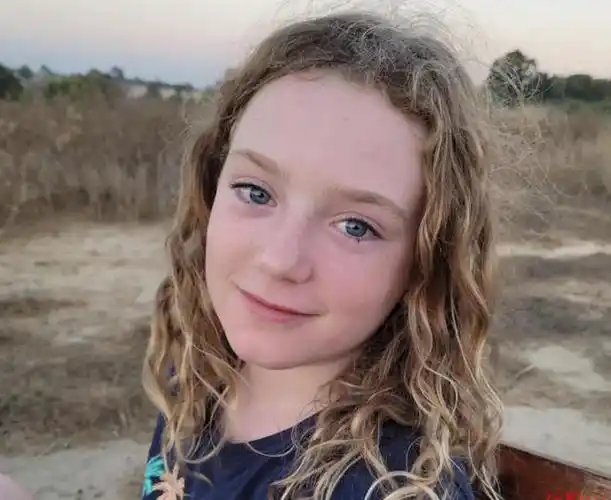 在这起事件中,涉及到一位名叫埃米莉的9岁以色列女孩,她在哈马斯的