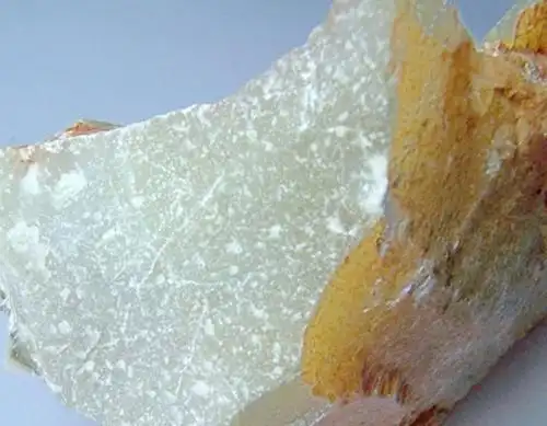 一般的玉手镯卖多少钱:石英岩玉和岫岩玉的区别,两种不同的玉石-第2张