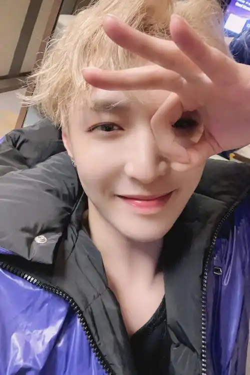 张艺兴超话231222 艺兴ins,推特同步更新一则【happy winter solstice