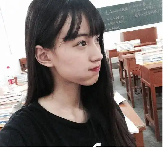 15岁高中女生校服照清纯可人被赞黑长直女神