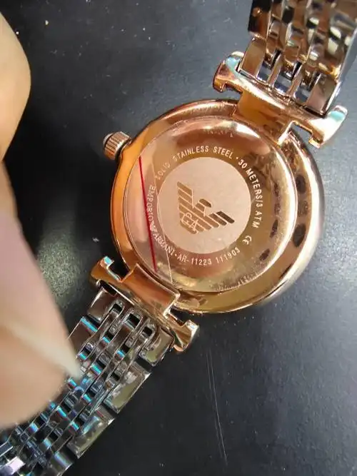 阿玛尼手表ar11223,想查一下是不是正品,谢谢?